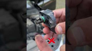 Clean the intake air temperature sensor#car #carsoft #driving #tips #manual #skills  #drive