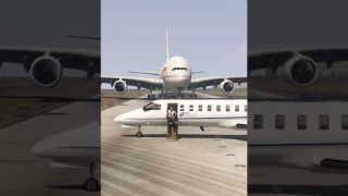 Crazy Pilot Stop the Plane on Runway when Airbus a380 Landing